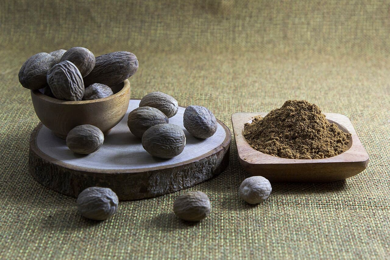 Nutmeg and mace powder
